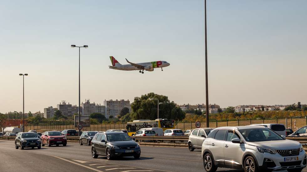 Um avião sobrevoa a segunda circular, em Lisboa, 17 de setembro de 2024. O tráfego aéreo sobre a cidade de Lisboa está cada vez mais intenso, havendo cada vez mais queixas em relação à poluição visual e sonora assim como em relação à frequência de vôos noturnos. (ACOMPANHA TEXTO DA LUSA DO DIA 28 DE SETEMBRO DE 2024). JOSÉ SENA GOULÃO/LUSA