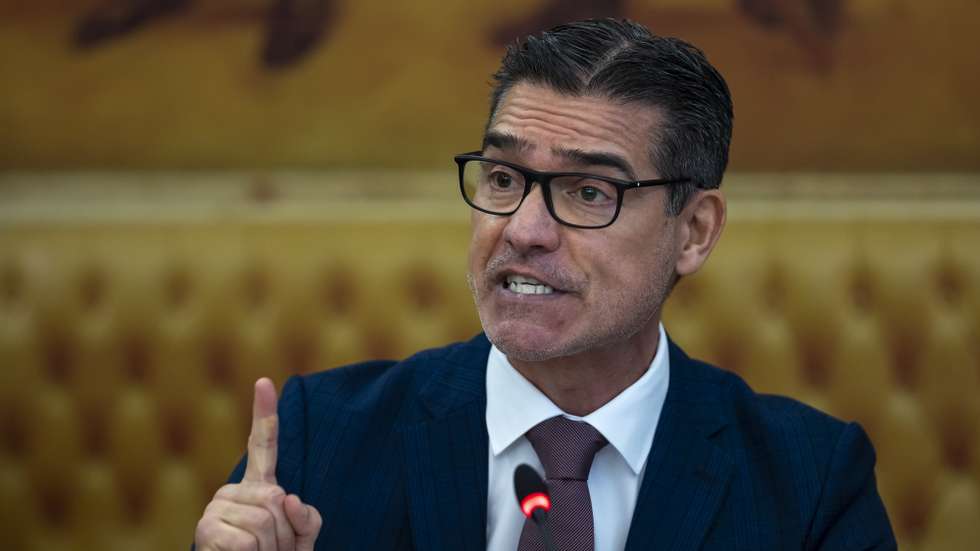 O embaixador Vítor Sereno, na qualidade de indigitado para o cargo de secretário-geral do Sistema de Informações da República Portuguesa (SIRP), intervém na sua audição conjunta perante as Comissões de Defesa Nacional audição e de Assuntos Constitucionais, Direitos, Liberdades e Garantias, na Assembleia da República, em Lisboa, 11 de dezembro de 2024. JOSÉ SENA GOULÃO/LUSA