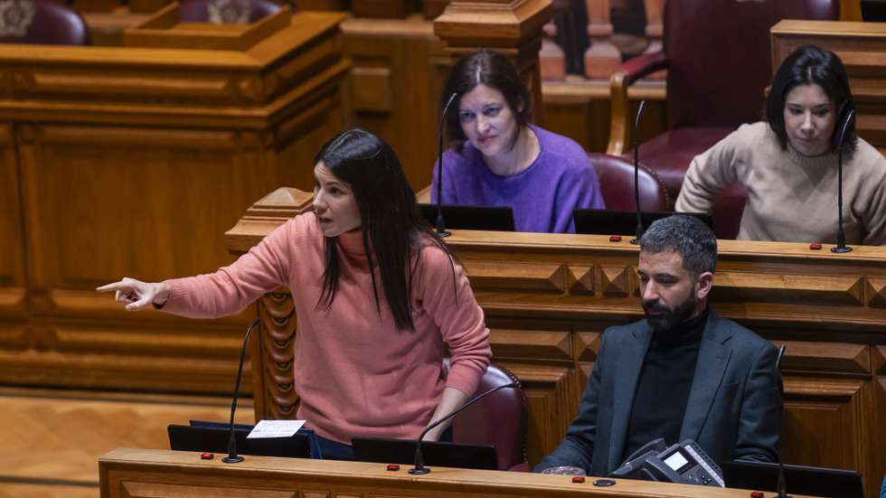 A coordenadora do Bloco de Esquerda (BE), Mariana Mortágua, usa da palavra durante o debate quinzenal com o primeiro-ministro, na Assembleia da República, em Lisboa, 11 de dezembro de 2024. JOSÉ SENA GOULÃO/LUSA