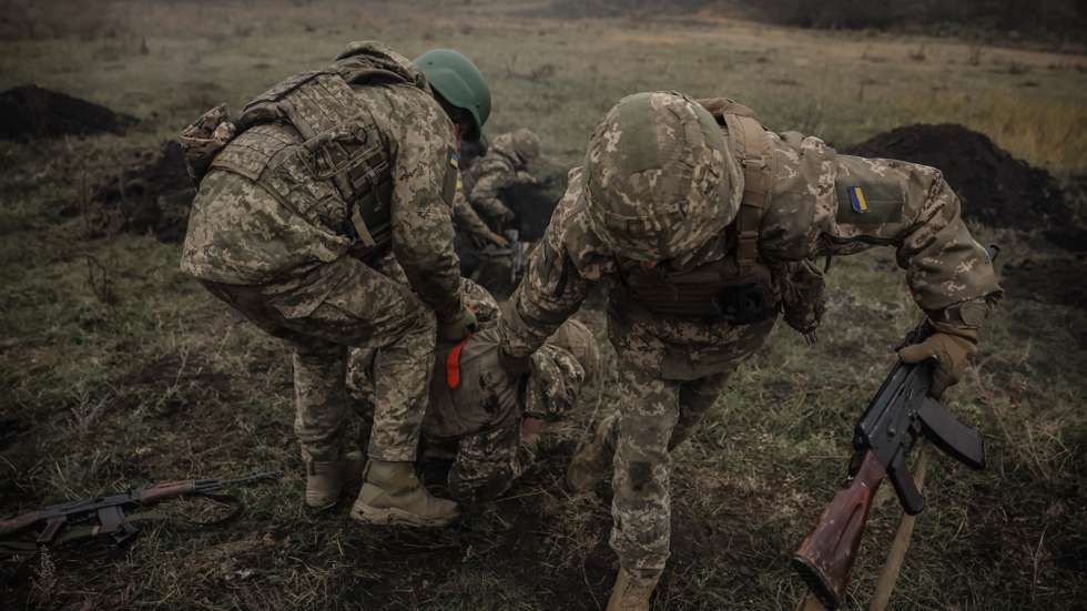 epa11751493 A handout photo made available by the press service of the Ukrainian Armed Forces's 24th Mechanized Brigade on 01 December 2024 shows servicemen of the 24th Mechanized Brigade named after King Danylo demonstrating their skills during a drill at an undisclosed location in the Donetsk region, eastern Ukraine, 29 November 2024, amid the Russian invasion. Russian troops entered Ukrainian territory on 24 February 2022, starting a conflict that has provoked destruction and a humanitarian crisis.  EPA/24TH MECHANIZED BRIGADE PRESS SERVICE HANDOUT HANDOUT EDITORIAL USE ONLY/NO SALES