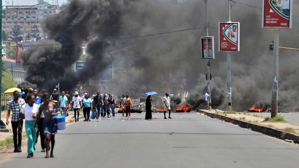 After the whistles, badges alluding to presidential candidate Venâncio Mondlane became the new business in Maputo, on a day when the Mozambican capital was once again taken over by barricades, tyres and burning vehicles, in a new post-election protest, Maputo, Mozambique, 04 December 2024.  LUÍSA NHANTUMBO/LUSA