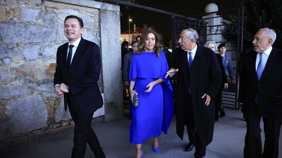 O Presidente da República, Marcelo Rebelo de Sousa (2-D), acompanhado pelo primeiro-ministro, Luis Montenegro (E) por Ana Pinho, presidente do conselho de administração da Fundação de Serralves (2-E) e por Rui Vilar (D), presidente do Conselho de Fundadores, durante a reunião do Conselho de Fundadores da Fundação de Serralves, no Porto, 13 de dezembro de 2024. ESTELA SILVA/LUSA