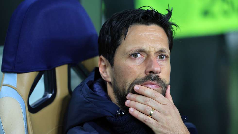epa11773377 FC Porto head coach Vitor Bruno reacts during the UEFA Europa League soccer match between FC Porto vs FC Midtjylland at Dragao Stadium in Porto, Portugal, 12 December 2024.  EPA/ESTELA SILVA