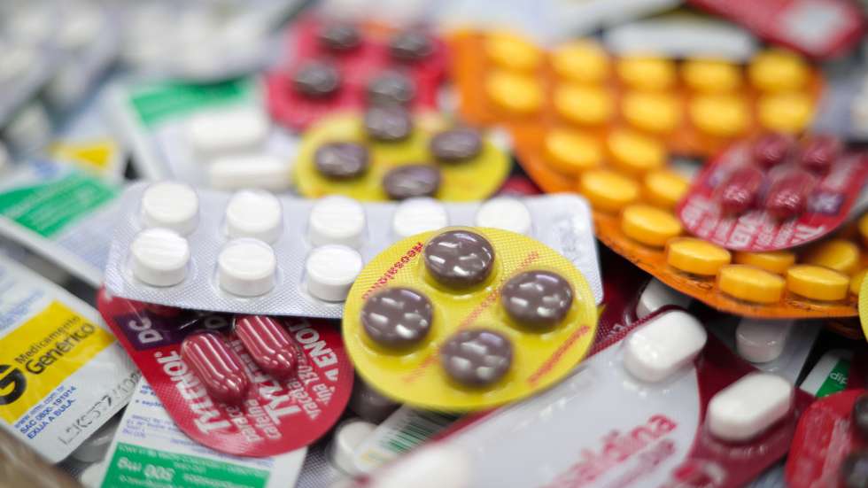 epa10035372 Different medicines displayed in a pharmacy in Rio de Janeiro, Brazil, 24 June 2022 (issued 26 June 2022). The lack of some groups of medicines has put Brazilian pharmacists on alert, who ask the government to mediate as to break the logistical blockade aggravated by the confinements in China and the war in Ukraine. The problem is 'worrying' and affects the 'entire' country, although to different degrees depending on the region, the general secretary of the Federal Council of Pharmacy (CFF) of Brazil, Gustavo Pires, told Efe.  EPA/Andre Coelho