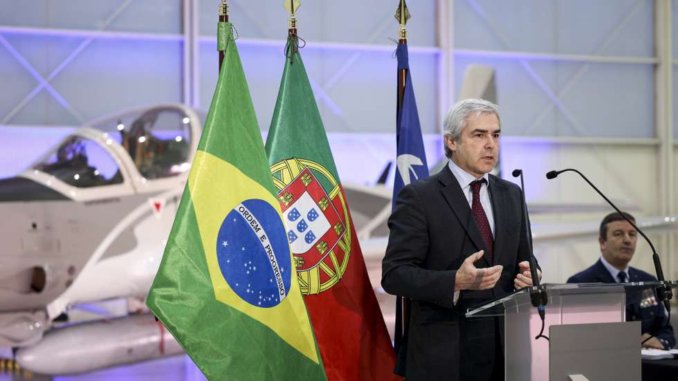 O ministro da Defesa Nacional, Nuno Melo, intervém durante a assinatura do contrato entre Estado Português e Embraer para aquisição de 12 aeronaves A-29N Super Tucano, que se destinam a reforçar as capacidades da Força Aérea Portuguesa para concretização das suas missões atuais e futuras, nas instalações da OGMA em Alverca, 16 de dezembro de 2024. FILIPE AMORIM/LUSA