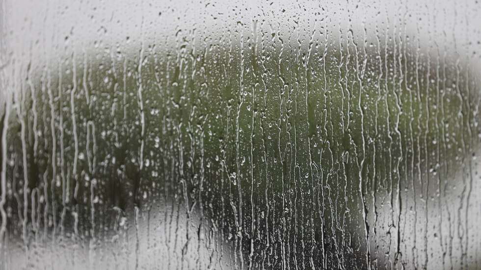 Água da chuva escorre por uma janela, em Lisboa, 15 de outubro de 2024. Mau tempo. Clima. Alterações climáticas. Chuva. Intempéries. ANTÓNIO PEDRO SANTOS/LUSA