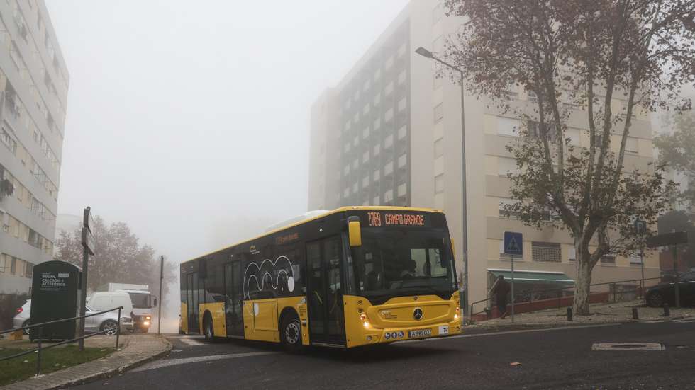 Um autocarro da Carris Metropolitana em serviço na área de Lisboa, 27 de dezembro de 2023. A Carris Metropolitana é uma iniciativa dos 18 municípios do coletivo rodoviário de passageiros na Área Metropolitana de Lisboa (AML) que, através da Transportes Metropolitanos de Lisboa, funde a operação de transporte público rodoviário de toda a AML numa só imagem e serviço. (ACOMPANHA TEXTO DA LUSA DO DIA 30 DE DEZEMBRO DE 2023). MIGUEL A. LOPES/LUSA
