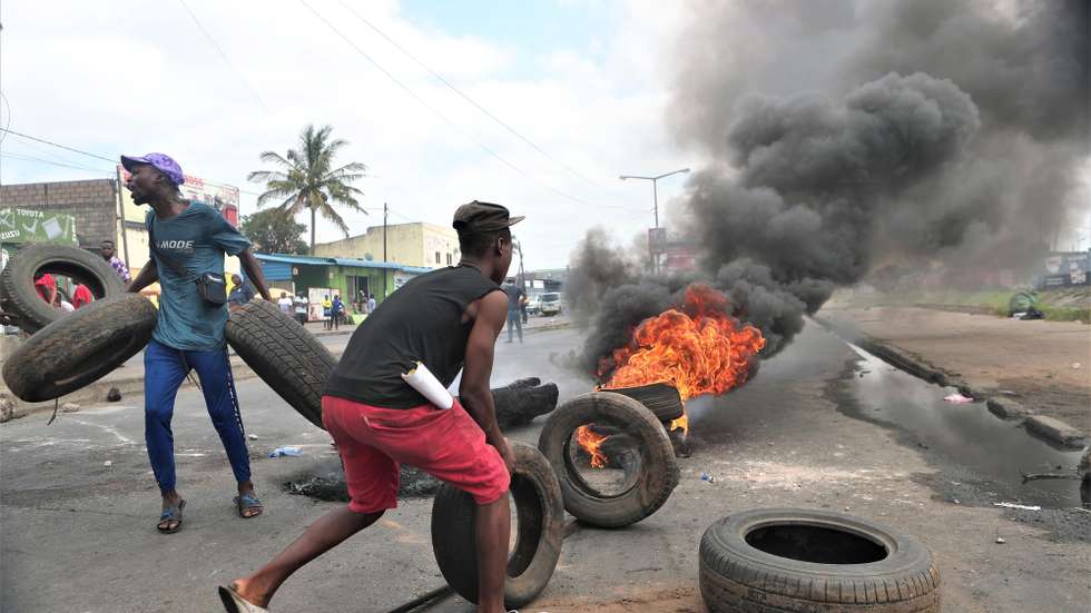 epa11759985 Smoke rises as demonstrators place tires in a burning barricade during a post-election protest, in a street of Maputo, Mozambique, 06 December 2024. In recent weeks, supporters of former presidential candidate Venancio Mondlane, who is currently in exile, have taken to the streets of the Mozambican capital to challenge the results of the disputed general election held in October 2024.  EPA/LUISA NHANTUMBO