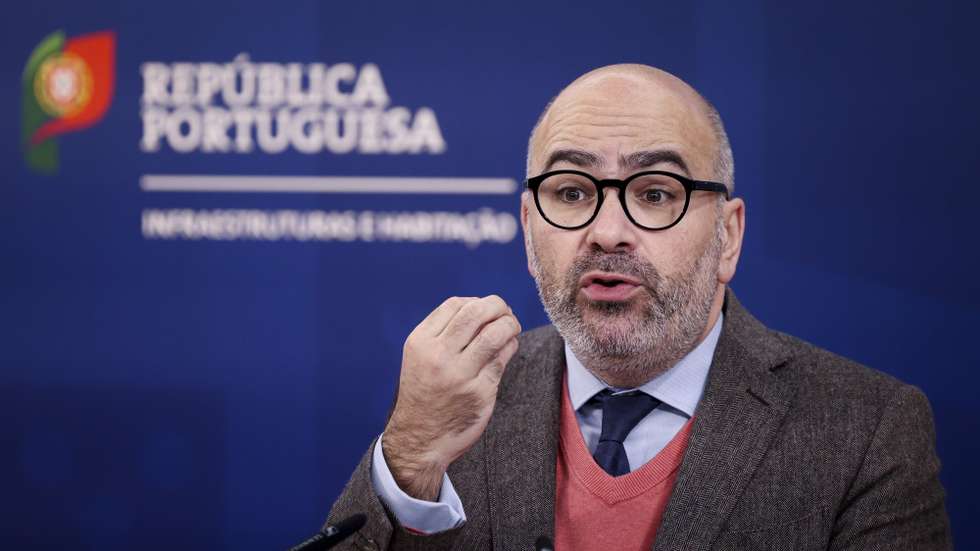 O ministro das Infraestruturas e Habitação, Miguel Pinto Luz, intervém durante a assinatura do protocolo de cooperação com a Câmara Municipal de Lisboa a propósito do Projeto Piloto de Logística Urbana de Lisboa com o objetivo de compatibilizar o tráfego de mercadorias e a sustentabilidade ambiental nas zonas urbanas e, ao mesmo tempo, contribuir para a transformação das cidades em cidades inteligentes, promovendo a eficácia da logística do transporte urbano de mercadorias e das entregas de último quilómetro com emissões nulas, em Lisboa, 19 de dezembro de 2024. FILIPE AMORIM/LUSA
