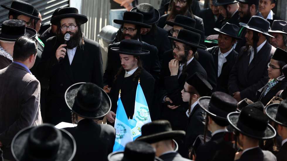 epa05555973 A Jewish community of aproximately 500 members prepare to leave the country, in Guatemala City, Guatemala, 25 September 2016. The community said it is leaving Guatemala due to 'foreign political preasures' against them. Recently, the community was the focus of an investigation over the location of an Israeli girl who allegedly was in the community but had no permission to leave Israel.  EPA/STEBAN BIBA