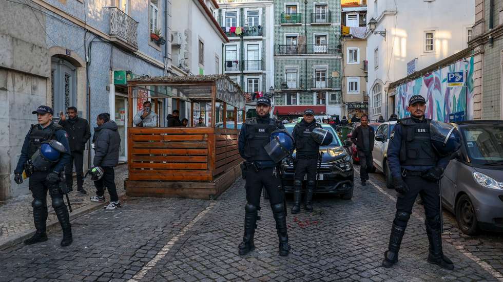 Forte presença policial durante a visita do presidente do Chega, André Ventura durante à Praça Martim Moniz e a Rua do Benformoso, em Lisboa, 23 de dezembro de 2024. A PSP realizou, na tarde de quinta-feira, 19 de dezembro, uma “operação especial de prevenção criminal” na zona do Martim Moniz, Lisboa, sobretudo para deteção de armas e droga. MIGUEL A. LOPES/ LUSA