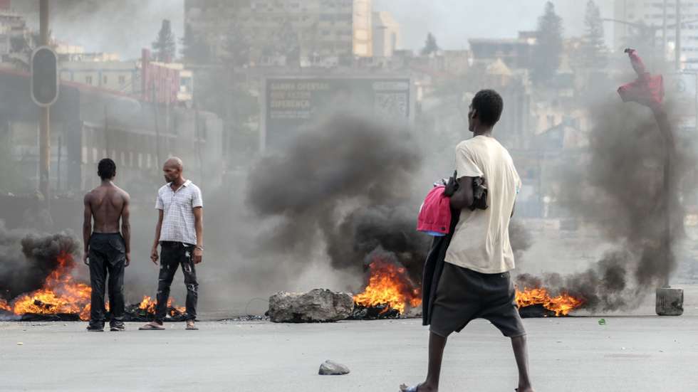 Protests after the Constitutional Council this afternoon proclaimed Daniel Chapo as the winner of the presidential election, with 65.17% of the votes in the general elections of 9 October, Maputo, Mozambique, 23 December 2024. Daniel Chapo, proclaimed today as the fifth President of Mozambique, is the first head of state born after independence and who, supported by the ruling Frelimo, takes over the country amid the greatest contestation of the electoral results that the nation has known.  PAULO JULIAO/LUSA