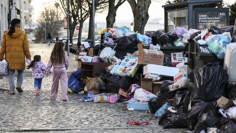 Caixotes do lixo cheios em Lisboa, 26 de dezembro de 2024. Os trabalhadores da higiene urbana no município de Lisboa estão em greve de 25 de dezembro até 2 de janeiro ao trabalho extraordinário, a que se junta uma greve geral de dois dias, na quinta e sexta-feira. MIGUEL A. LOPES/LUSA