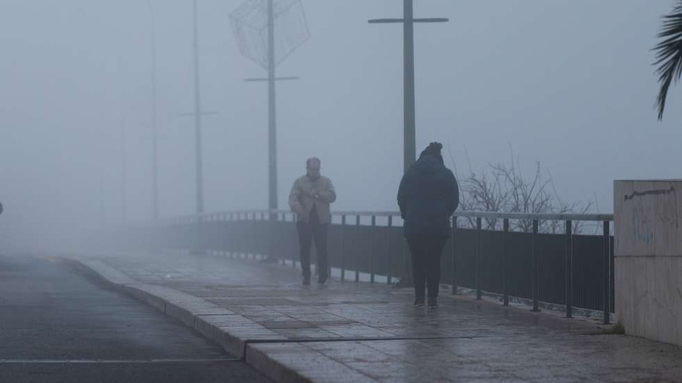 Populares caminham numa manhã de geada e o nevoeiro, em Mirandela, 09 de janeiro de 2019. PEDRO SARMENTO COSTA/LUSA