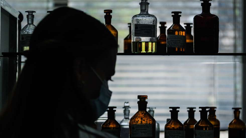 Técnicas de farmácia trabalham no Laboratório Nacional do Medicamento, em Lisboa, 7 de junho de 2022. MÁRIO CRUZ/LUSA