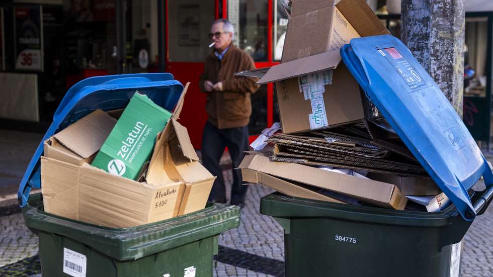 Caixotes do lixo cheios em Lisboa, 27 de dezembro de 2024. Os trabalhadores da higiene urbana no município de Lisboa estão em greve de 25 de dezembro até 2 de janeiro ao trabalho extraordinário, a que se junta uma greve geral de dois dias, na quinta e sexta-feira. JOSÉ SENA GOULÃO/LUSA