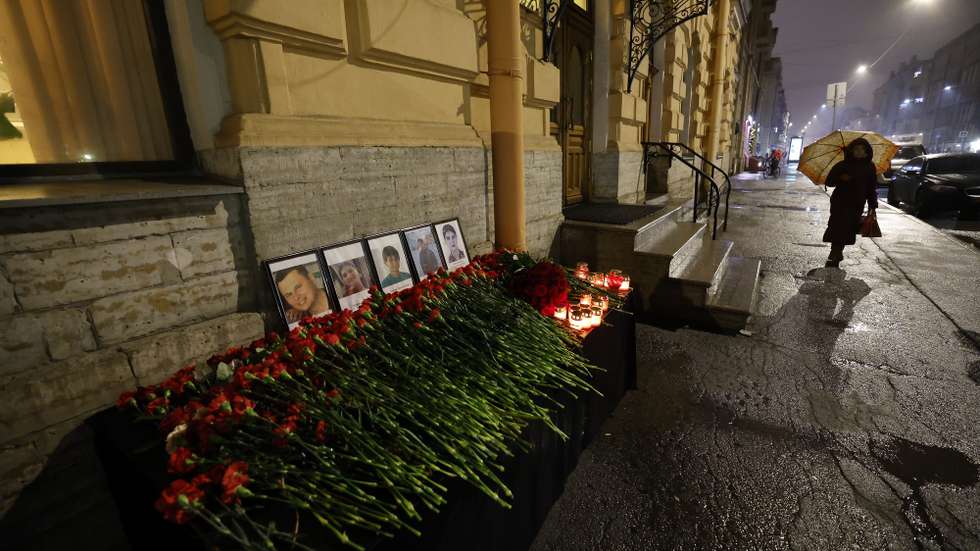 epaselect epa11794062 Candels, flowers and portraits are placed at the Consulate of Azerbaijan in the memory of victims of the Azerbaijan Airlines Embraer ERJ-190AR, that crashed near the Kazakh city of Aktau, in St. Petersburg, Russia, 26 December 2024. Azerbaijan Airlines Embraer ERJ-190AR passenger plane flying from Baku to Grozny crashed some three kilometres away from the Kazakh city of Aktau on 25 December. At least 29 people, including three minors, were rescued and hospitalized in medical institutions of Aktau, the Kazakhstan's Ministry for Emergency Situations said on 26 December, adding that 38 bodies were found at the site of the crash  EPA/ANATOLY MALTSEV