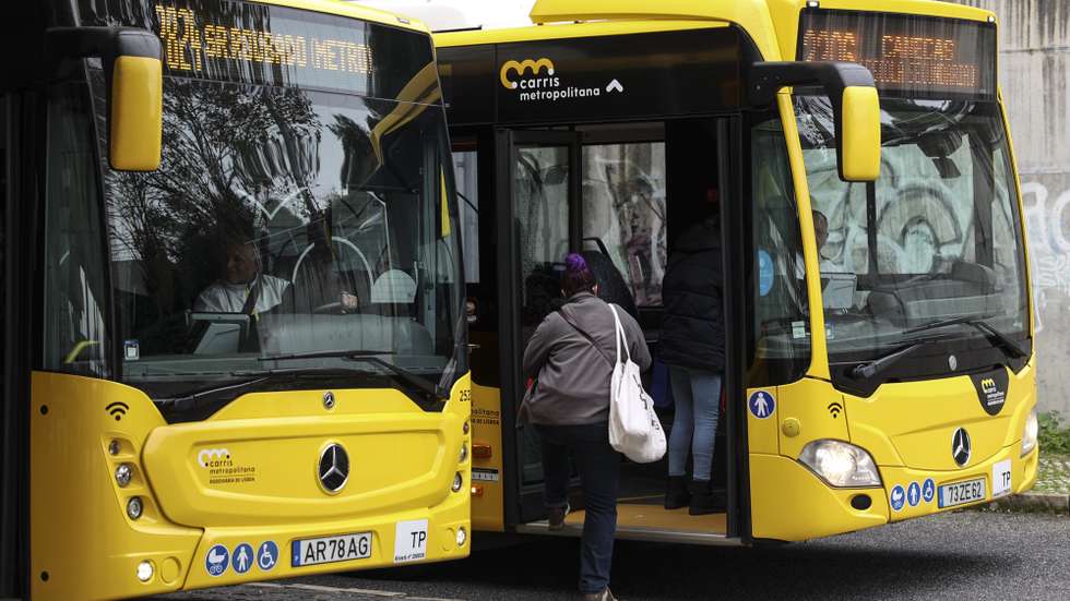 Autocarros da Carris Metropolitana em serviço na área de Lisboa, 27 de dezembro de 2023. A Carris Metropolitana é uma iniciativa dos 18 municípios do coletivo rodoviário de passageiros na Área Metropolitana de Lisboa (AML) que, através da Transportes Metropolitanos de Lisboa, funde a operação de transporte público rodoviário de toda a AML numa só imagem e serviço. (ACOMPANHA TEXTO DA LUSA DO DIA 30 DE DEZEMBRO DE 2023). MIGUEL A. LOPES/LUSA