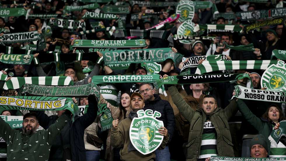 epa11798076 Sporting fans during the Liga Portugal soccer match between Sporting CP and SL Benfica held at Alavalade Stadium, Lisbon, Portugal, 29 December 2024.  EPA/FILIPE AMORIM