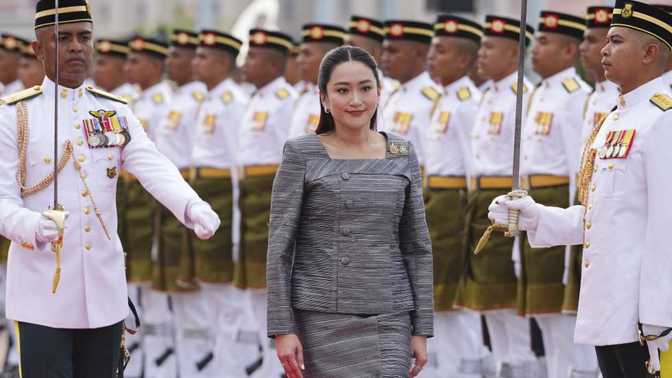 epa11780062 Thailand's Prime Minister Paetongtarn Shinawatra (C) inspects honor guards during a welcoming ceremony prior to her meeting with Malaysian Prime Minister Anwar Ibrahim (not pictured) in Putrajaya, Malaysia, 16 December 2024.  EPA/Vincent Thian / POOL