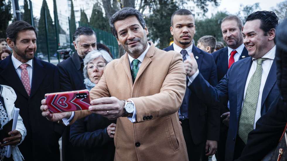 O presidente do Chega (CH), André Ventura, tira uma selfie com populares durante uma visita ao bairro de Marvila, em Lisboa, 03 de janeiro de 2025. ANTÓNIO PEDRO SANTOS/LUSA