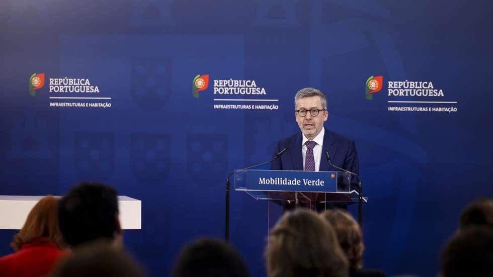 O presidente da Câmara Municipal de Lisboa, Carlos Moedas, intervém durante a assinatura do protocolo de cooperação com a Câmara Municipal de Lisboa a propósito do Projeto Piloto de Logística Urbana de Lisboa com o objetivo de compatibilizar o tráfego de mercadorias e a sustentabilidade ambiental nas zonas urbanas e, ao mesmo tempo, contribuir para a transformação das cidades em cidades inteligentes, promovendo a eficácia da logística do transporte urbano de mercadorias e das entregas de último quilómetro com emissões nulas, em Lisboa, 19 de dezembro de 2024. FILIPE AMORIM/LUSA