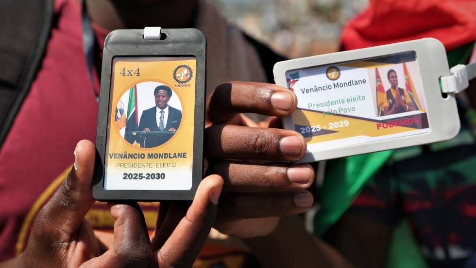 After the whistles, badges (in the photo) alluding to presidential candidate Venâncio Mondlane became the new business in Maputo, on a day when the Mozambican capital was once again taken over by barricades, tyres and burning vehicles, in a new post-election protest, Maputo, Mozambique, 04 December 2024.  LUÍSA NHANTUMBO/LUSA
