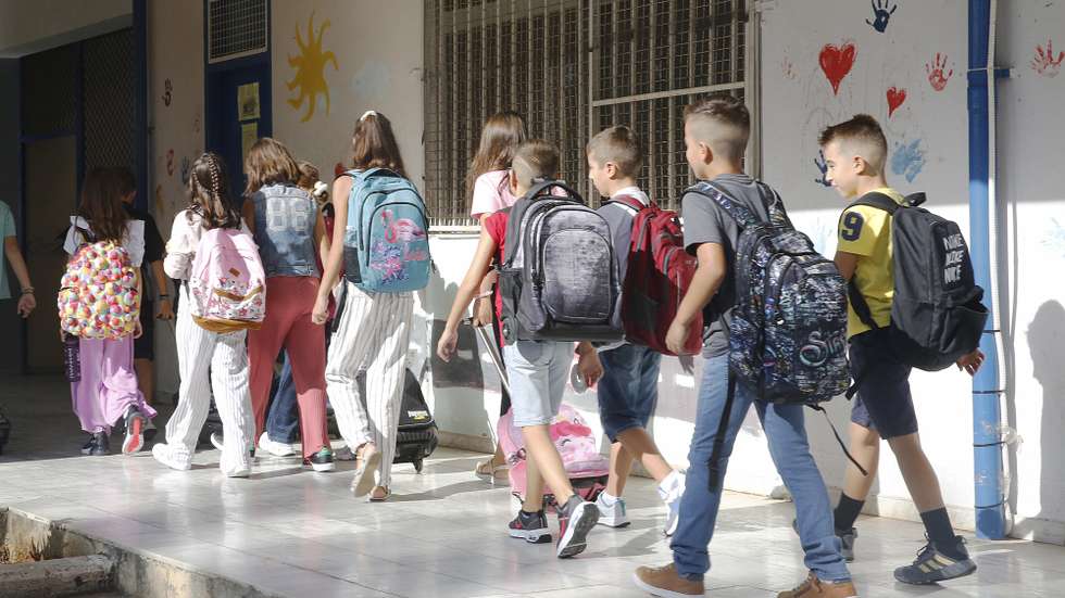 epa10854962 Students of a primary school walk towards their clas room during the first day of the  2023-24 academic year at the 7th Primary School of Agioi Anargyri, Attiki, Greece, 11 September 2023. The new school year began with the customary consecration for the students of Kindergarten, Elementary, Middle Schools and High Schools.  EPA/ALEXANDROS VLACHOS