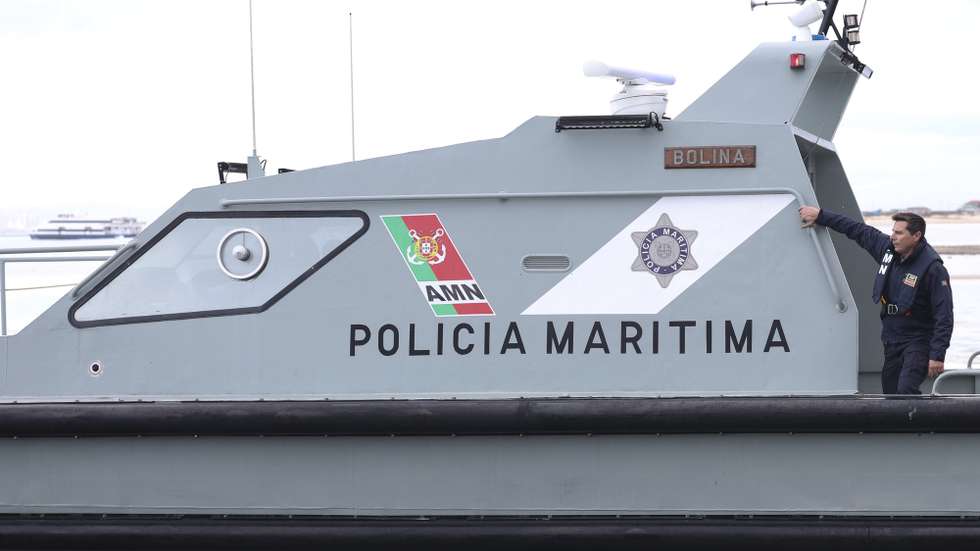 Uma embarcação da Polícia Marítima percorre o Rio Tejo, Lisboa  28 de novembro de 2023. ANTÓNIO COTRIM/LUSA