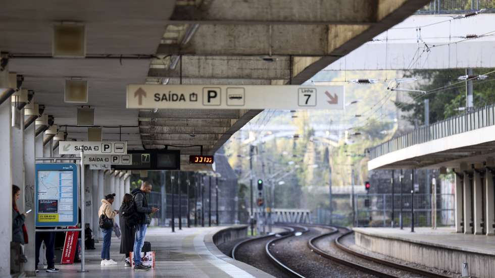 Estação de Campolide durante o dia de greve convocada pelo Sindicato dos Maquinistas dos Transportes Ferroviários Portugueses, em Lisboa, 06 de dezembro de 2024. A greve convocada pelo Sindicato abrange sete empresas: CP - EPE, Fertagus, MTS - Metro do Sul do Tejo, ViaPorto, Captrain, Medway e IP - Infraestruturas de Portugal. FILIPE AMORIM/LUSA