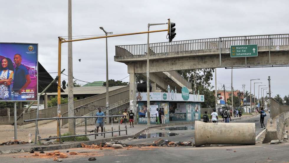 Um cenário de caos, barricadas, destruição e saques marca hoje a cidade de Maputo, um dia depois da proclamação dos resultados das eleições gerais, mas no meio das mesmas avenidas, bloqueadas por manifestantes, também se cozinha arroz com repolho, Maputo, Moçambique, 24 de dezembro de 2024. LUÍSA NHANTUMBO/LUSA