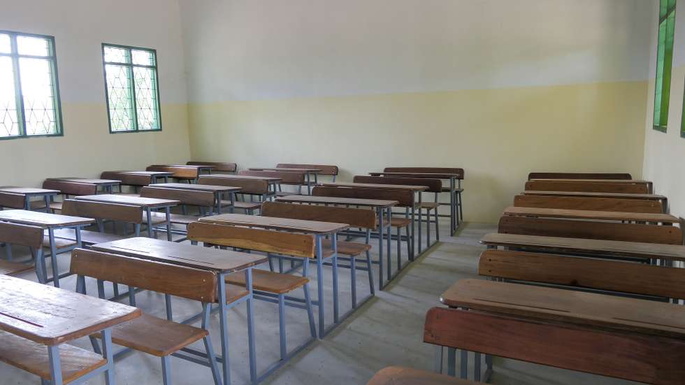 Escola Primária Completa (EPC) de Impire, distrito de Metuge, província de Cabo Delgado, onde Bila Sufo Amade (ausente da foto) desde então está deslocado, tentando concluir o 11.º ano, numa escola diferente e que progressivamente tem sido recuperada pela ONG portuguesa Helpo, Impire, distrito de Metuge, província de Cabo Delgado, Moçambique, 28 de agosto de 2023. Bila Sufo Amade ouviu pela primeira vez o nome al-Shabab em 2021 e passou os dias seguintes em fuga no mato, em Cabo Delgado, levando a farda da escola, a mesma que hoje apruma todos os dias no regresso às aulas.  (ACOMPANHA TEXTO 29-08-2023) PAULO JULIÃO/LUSA