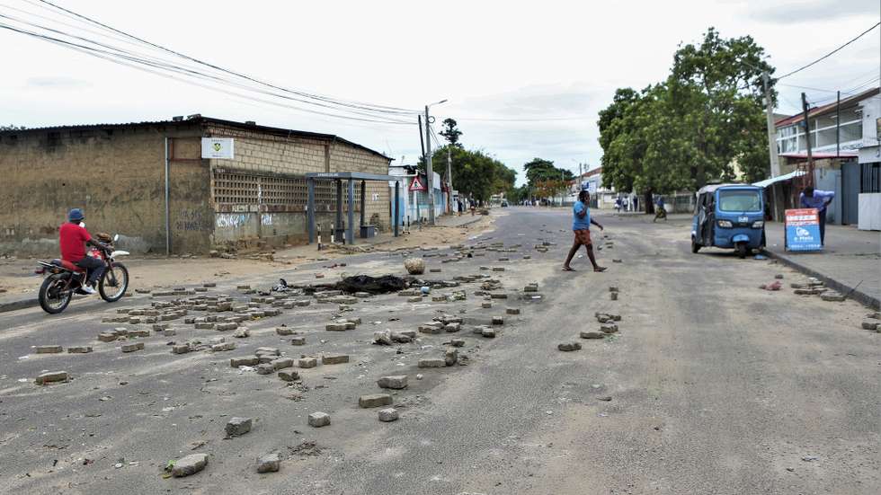 Um cenário de caos, barricadas, destruição e saques marca hoje a cidade de Maputo, um dia depois da proclamação dos resultados das eleições gerais, mas no meio das mesmas avenidas, bloqueadas por manifestantes, também se cozinha arroz com repolho, Maputo, Moçambique, 24 de dezembro de 2024. LUÍSA NHANTUMBO/LUSA