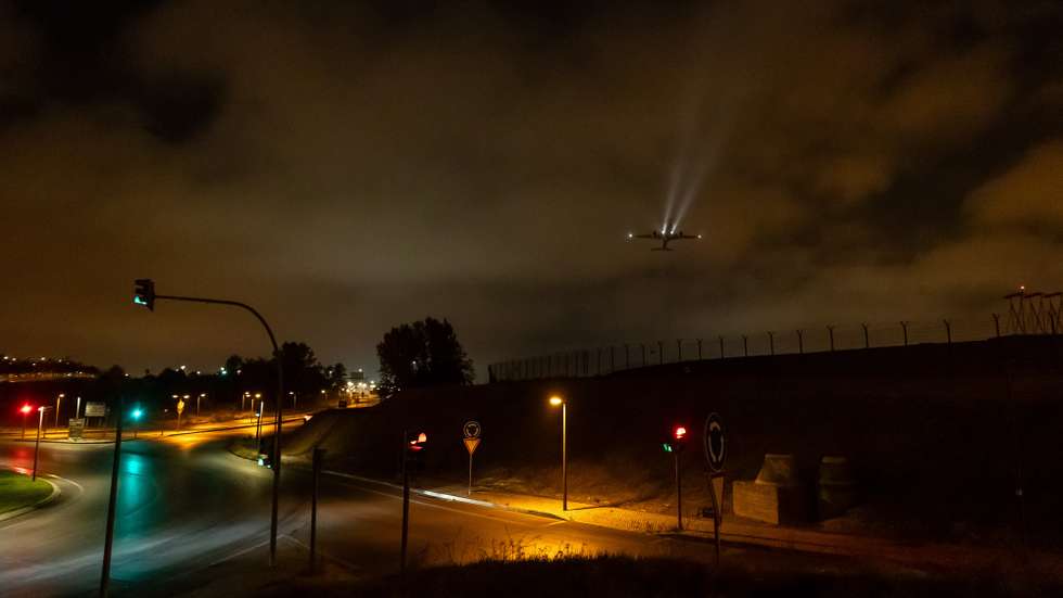 Um avião levanta voo no Aeroporto Humberto Delgado perto da meia noite, em Lisboa, 18 de setembro de 2024. O tráfego aéreo sobre a cidade de Lisboa está cada vez mais intenso, havendo cada vez mais queixas em relação à poluição visual e sonora assim como em relação à frequência de voos noturnos. (ACOMPANHA TEXTO DA LUSA DO DIA 28 DE SETEMBRO DE 2024). JOSÉ SENA GOULÃO/LUSA
