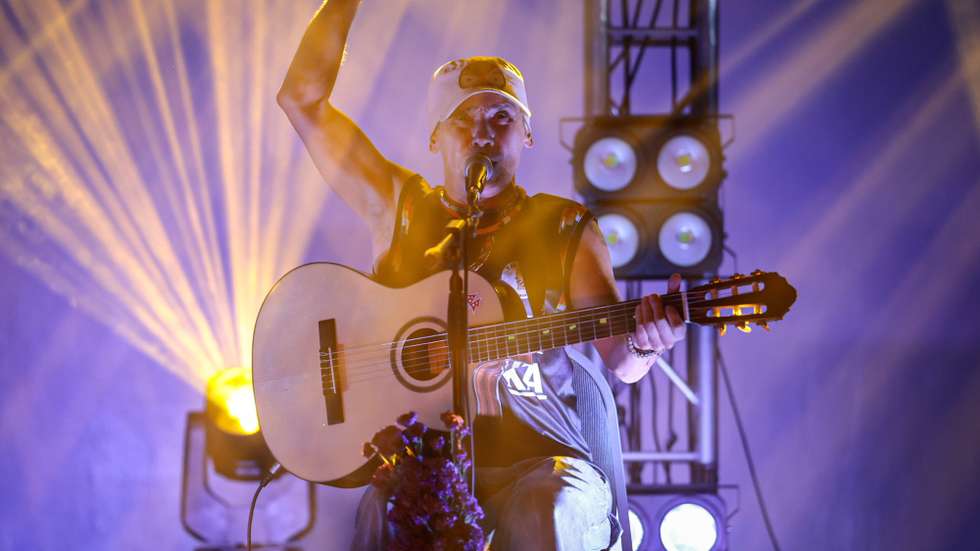 epa11732169 French-Spanish singer Manu Chao performs at the Parque de la Industria as part of his tour in Guatemala City, Guatemala, 20 November 2024. Manu Chao closed his week of concerts in Guatemala with an acoustic performance and close to 2,000 attendees in the country's capital.  EPA/David Toro