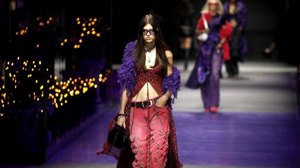 epa10202202 A model presents a creation by Versace from the Spring/Summer 2023 collection during the Milan Fashion Week, in Milan, Italy, 23 September 2022. The Milano Fashion Week Women's runs from 20 to 26 September.  EPA/Mourad Balti Touati