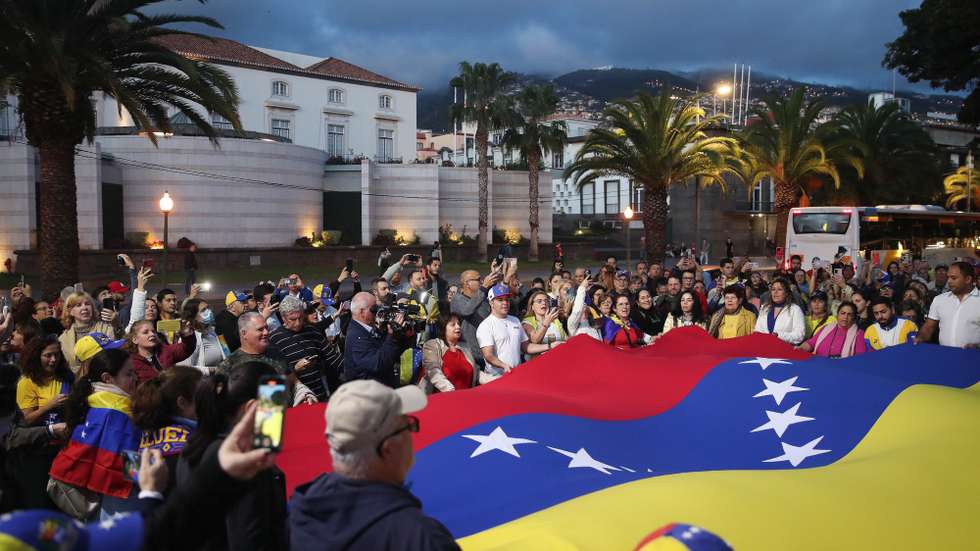 epa11815589 Venezuelans in Portugal take to the streets in a global demonstration in defence of freedom, democracy and respect for the will of the people in Venezuela, in Funchal, Madeira Island, Portugal, 09 January 2025. Nicolas Maduro is to attend a swearing-in ceremony on 10 January to begin his third term as Venezuela's president, despite opposition allegations of fraud and many countries worldwide disputing his claims to have won the presidential election in July 2024.  EPA/HOMEM DE GOUVEIA