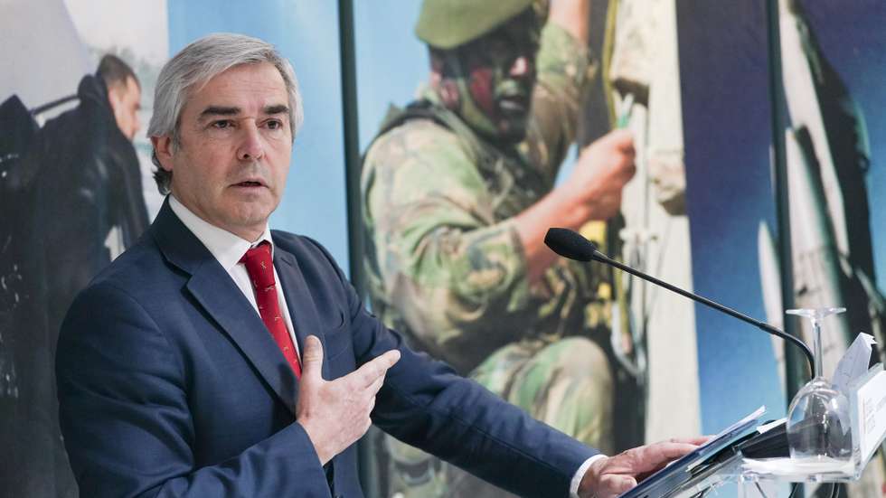 O ministro da Defesa Nacional, Nuno Melo, discursa durante a sessão de abertura da edição de 2025 do Dia da Defesa Nacional no Regimento de Cavalaria n.º 6 em Braga, 13 de janeiro de 2025. HUGO DELGADO/LUSA