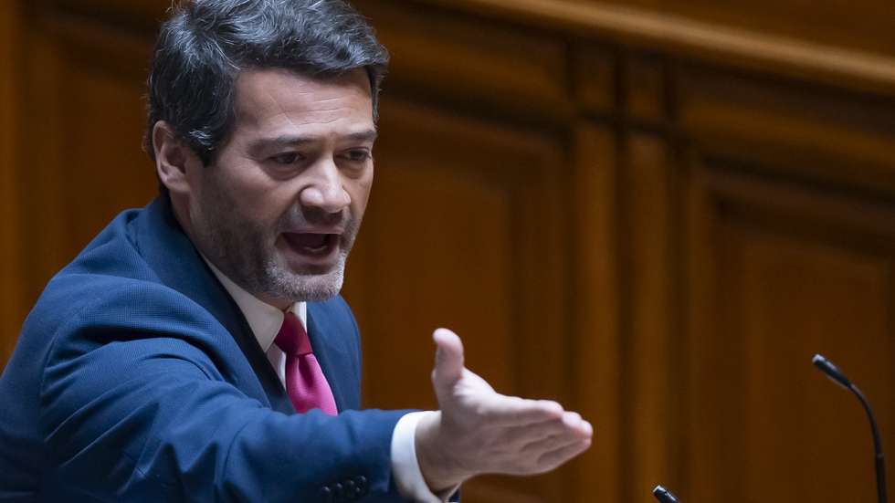 O presidente do Chega, André Ventura, usa da palavra durante o debate temático proposto pelo Governo, sobre o Plano Nacional de Implementação do Pacto Europeu para as Migrações e Asilo, na Assembleia da República, em Lisboa, 16 de janeiro de 2025. JOSÉ SENA GOULÃO/LUSA