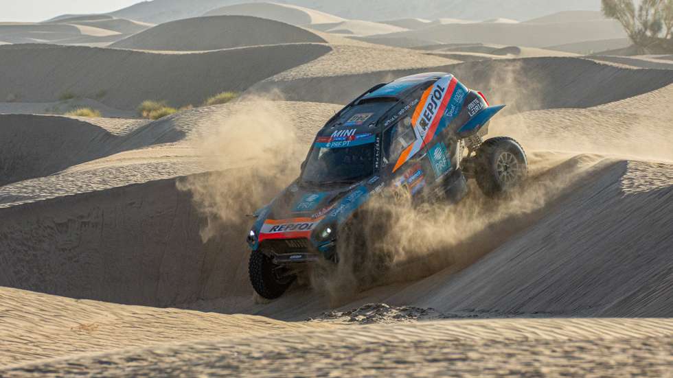 epa11810191 Portuguese driver Joao Ferreira and Portuguese co-driver Filipe Palmeiro drive their Mini JCW Rally 3.0D for the X-RAID MINI JCW Team during the second stage of the 2025 Dakar Rally, in Bisha, Saudi Arabia, 06 January 2025.  EPA/Marie Hessel