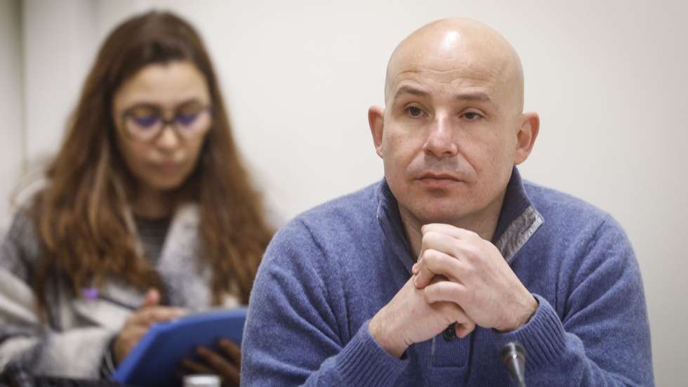 O presidente do Sindicato Nacional dos Bombeiros Sapadores (SNBS), Ricardo Cunha (D), durante a sua audição na comissão de Poder Local e Coesão Territorial, no âmbito dos protestos junto ao Parlamento, a requerimento do grupo parlamentar do Chega (CH), na Assembleia da República, em Lisboa, 14 de janeiro de 2025. ANTÓNIO PEDRO SANTOS/LUSA