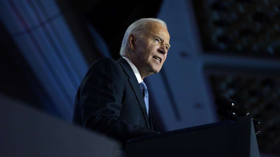 epa11831918 US President Joe Biden delivers remarks at the Conference of Mayors in Washington, DC, USA, 17 January 2025.  EPA/YURI GRIPAS / POOL