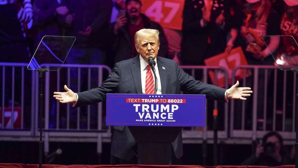 epa11837508 US President-elect Donald Trump addresses supporters at a rally at Capital One Arena in Washington, DC, USA, 19 January 2025. President-elect Donald Trump, who defeated Joe Biden to become the 47th president of the United States, will be inaugurated on 20 January, though all of the planned outdoor ceremonies and events have been cancelled due to a forecast of extreme cold temperatures.  EPA/WILL OLIVER