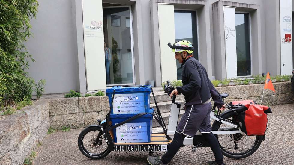 O belga Stef Michielsens, que criou a empresa Ciclo Logística Porto em 2020, faz entregas tanto entre comerciantes como até ao cliente final, 24 de janeiro de 2025. Pequenos comércios do Porto estão cada vez mais a apostar nas entregas por bicicleta, feitas na cidade de forma a ter um serviço mais rápido, que foge ao trânsito sem causar problemas de estacionamento. (ACOMPANHA TEXTO DE 26/01/2025) ESTELA SILVA/LUSA