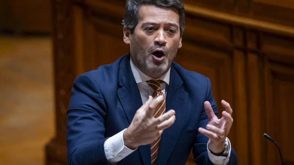 O presidente do Chega, André Ventura, intervém durante o debate de urgência, requerido pelo Chega, sobre "o estado da segurança em Portugal", na Assembleia da República, em Lisboa, 07 de janeiro de 2025. JOSÉ SENA GOULÃO/LUSA