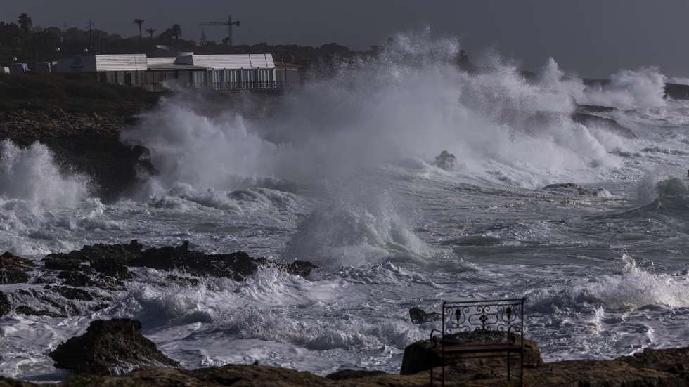 Ondulação junto à estrada do Guincho, Cascais, 27 de janeiro de 2025. Todos os distritos do continente estão hoje e terça-feira sob avisos por causa da chuva e vento forte, oito dos quais a vermelho por causa da agitação marítima, devido aos efeitos da depressão Herminia, segundo o IPMA. JOSÉ SENA GOULÃO/LUSA