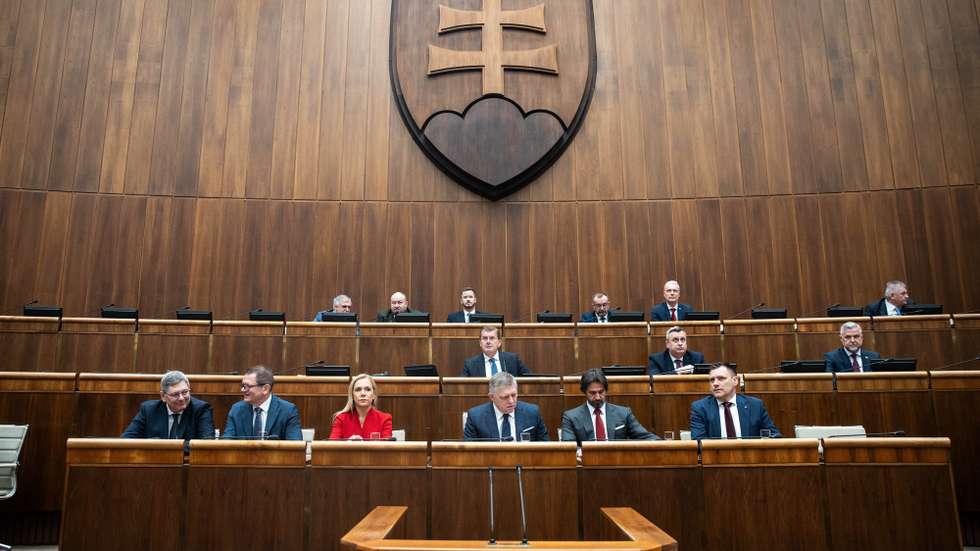 epa11842247 Slovak Prime Minister Robert Fico (C) and members of the government attend a no-confidence vote against Fico's government in Bratislava, Slovakia, 21 January 2025. Slovakia's opposition parties initiated a no-confidence vote against Fico's government citing concerns over his foreign policy and failing to address domestic issues.  EPA/JAKUB GAVLAK