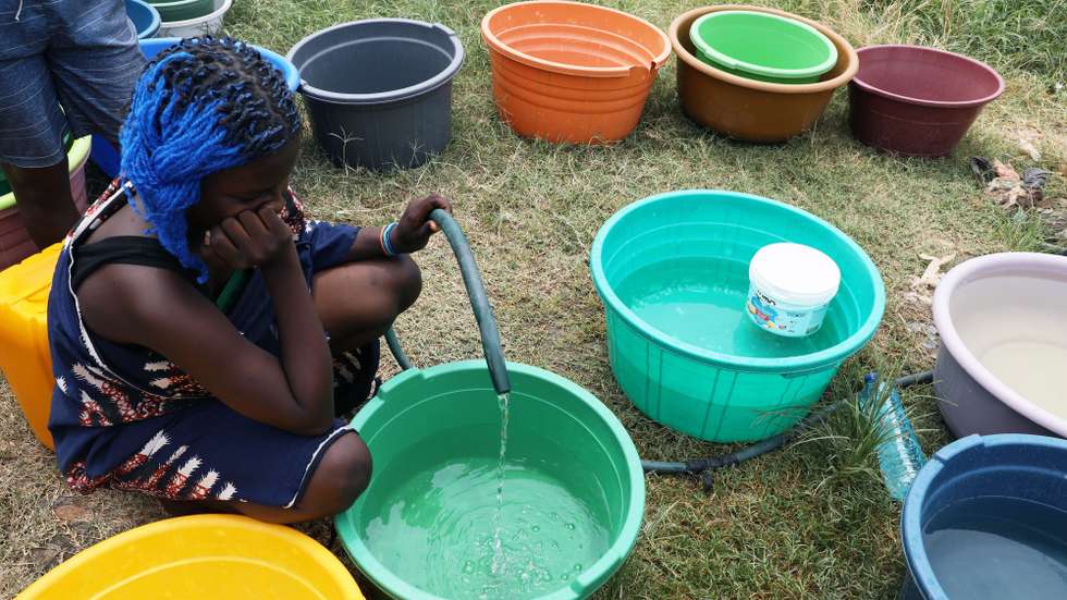 Uma mulher enche uma bacia com água fornecida por camiões-cisterna, uma procura que tornou o negócio mais rentável, em Luanda, Angola, 15 de janeiro de 2025. A escassez de água em Luanda tornou apetecível o negócio dos camiões-cisterna que chegam a comercializar 20.000 litros no valor de até 60.000 kwanzas, mais do dobro do preço anterior, considerando que roturas de tubagens “agravaram” a carência. (ACOMPANHA TEXTO DA LUSA DO DIA 19 DE JANEIRO DE 2025). AMPE ROGÉRIO/LUSA