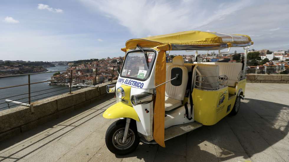 Os tuk-tuk são um dos novos transportes turisticos que já circulam no Porto, Gaia e Matosinhos tendo como mais-valia serem 100% elétricos e poderem circular nas ruas mais estreitas onde não chegam táxis ou autocarros, 29 Abril 2015. ESTELA SILVA / LUSA