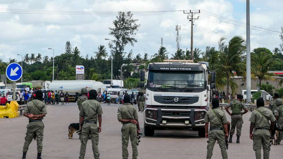 Os acessos da N4 a Maputo, principal entrada na capital moçambicana e ligação à fronteira da África do Sul, estão completamente bloqueados por manifestantes, que contestam a cobrança de portagem utilizando um camião cisterna com combustível contra a polícia, em Maputo, Moçambique, 29 de janeiro de 2025. ESTEVÃO CHAVISSO/LUSA